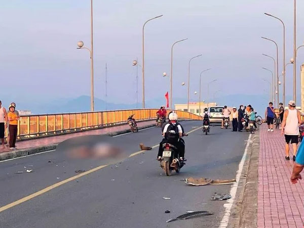 Ô tô gây tai nạn liên hoàn trên cầu Nhật Lê, 3 người bị thương nặng