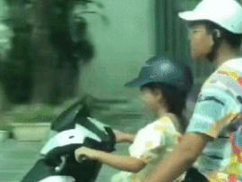 Giật mình với clip bố ung dung ngồi sau con gái nhỏ đang cầm lái điều khiển xe máy đi băng băng trên đường phố