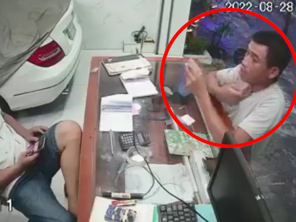Clip: Pha 'tiểu xảo' của người đàn ông trong quán cầm đồ và hành động nhân văn gây ngỡ ngàng của người chủ tiệm