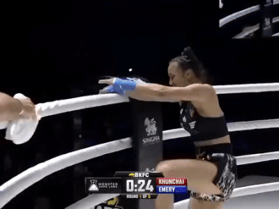Sốc nặng cảnh nữ võ sĩ quyền Anh vén áo khoe trọn vòng một mừng chiến thắng knock-out