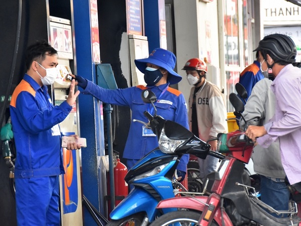 Vì sao giá dầu diesel trong nước lần đầu tiên đắt hơn xăng?