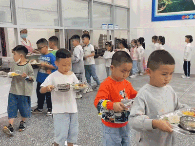 Tự lấy đồ ăn trong buổi ăn trưa, cậu bé tiểu học có biểu cảm khiến dân mạng cười ngất