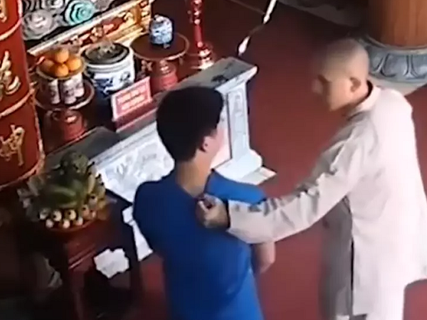 Vào chùa giả vờ lễ Phật rồi ăn trộm, thanh niên bị sư thầy bắt tại trận