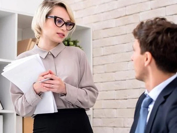 Thư ký trẻ 'buông câu', giám đốc già 'say mồi' rồi muối mặt ngậm đắng nuốt cay tay trắng 'về vườn'