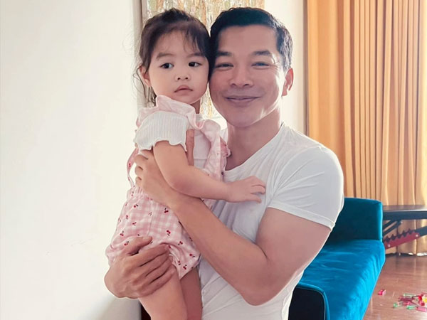 Trần Bảo Sơn khoe con gái thứ 2 xinh như búp bê, người vợ giấu kín được 'réo tên'