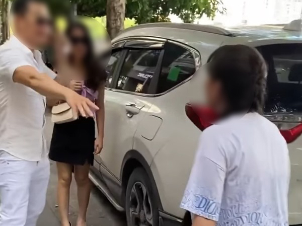 Con gái đi đánh ghen cùng mẹ: 'Người ta bằng tuổi con như thế kia bố không biết nhục à'