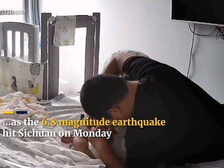 Động đất rung chuyển Tứ Xuyên (Trung Quốc): Phản ứng bản năng của nhiều người trong giây phút sinh tử