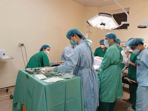 Xúc động ca mổ 'bắt' con 31 tuần tuổi cho sản phụ mắc ung thư giai đoạn cuối