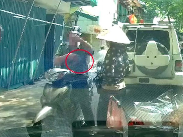 Clip người bán hàng rong nghi đưa tiền 'bảo kê': Tạm đình chỉ tự quản viên