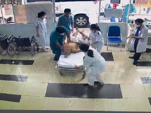 Hy hữu người đàn ông bị hóc bánh trung thu, thoát chết ngay cửa bệnh viện