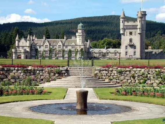 Cận cảnh Lâu đài Balmoral, nơi Nữ hoàng Anh Elizabeth II băng hà