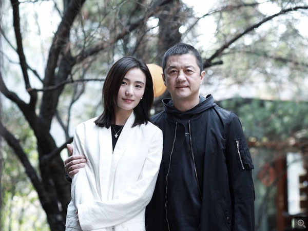 'Lệnh Hồ Xung' lộ diện mạo tiều tụy vì vỡ nợ nghìn tỷ, vợ hoa hậu kém 19 tuổi ra sao?