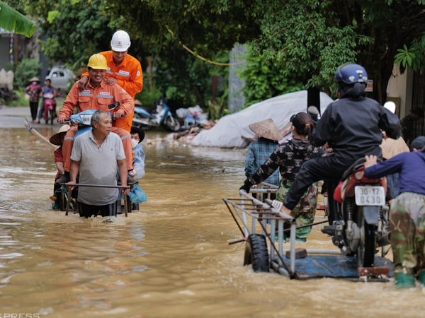 Dân ngoại thành Hà Nội chạy lũ trong đêm, huy động bộ đội hỗ trợ