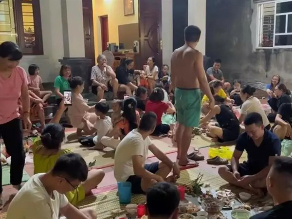 Choáng với cảnh nhà đông con cháu, mỗi lần cỗ bàn ngồi chật kín sân: 'Không gì bằng gia đình bên nhau!'