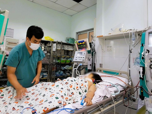 Nhiều trẻ sốt xuất huyết gặp biến chứng nặng, 'động đâu cũng chảy máu'