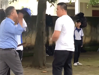 Xôn xao clip thầy giáo dùng thước, mũ bảo hiểm đánh 2 học sinh