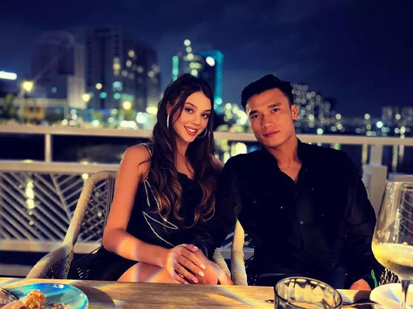 Hé lộ thời gian vợ Tây thủ môn Bùi Tiến Dũng sinh em bé
