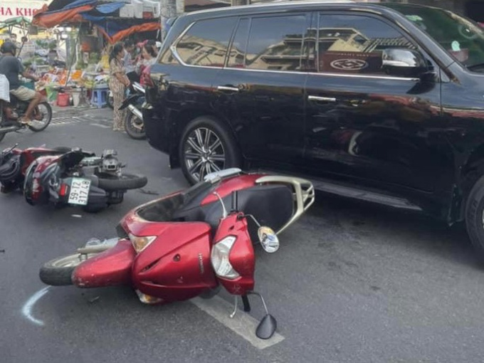 Xe ôtô lao vào 5 xe máy dừng trước chợ Phú Nhuận