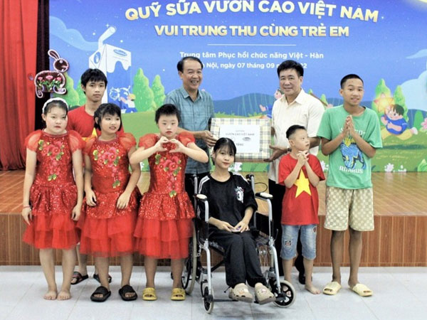 Thêm một mùa trung thu ấm áp trong hành trình 15 năm của Quỹ sữa Vươn cao Việt Nam