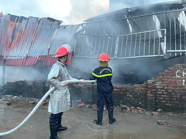 Vụ cháy xưởng chăn ga ở Hà Nội, 3 mẹ con tử vong