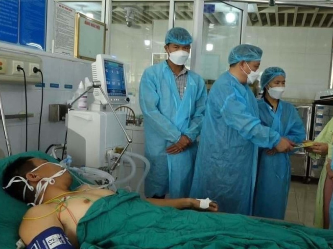 Lao vào kho đệm đang cháy cứu 3 mẹ con, một chiến sĩ công an ngạt khí nặng
