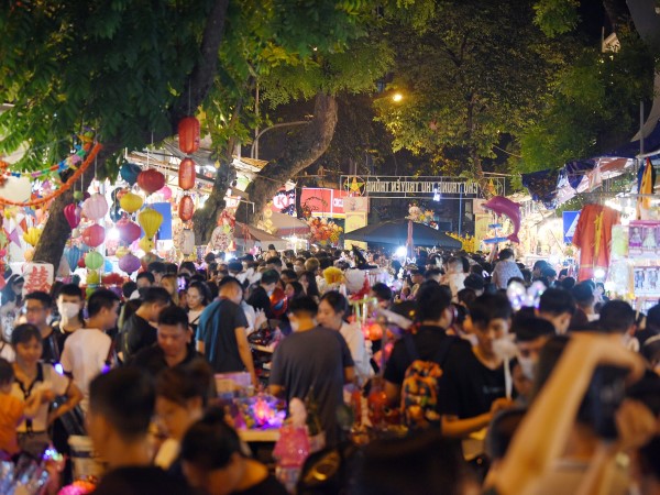 Người Hà Nội chen chân trên phố cổ đêm Trung thu