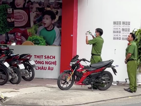Truy bắt nam thanh niên dùng súng cướp cửa hàng tiện lợi ở TP.HCM