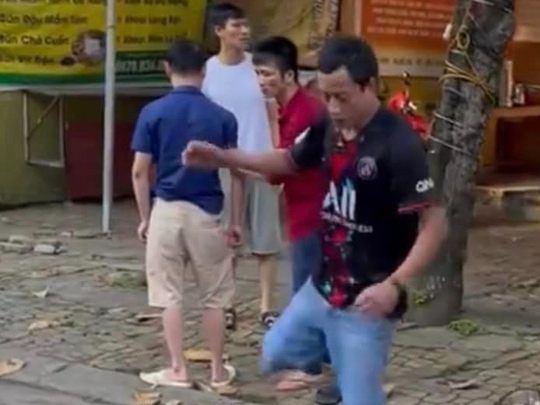Ném gạch vào đầu đối thủ, chặn xe cứu thương la hét sau khi bị đá liên tiếp vào mặt