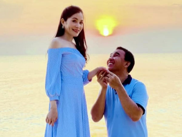 MC Quyền Linh quỳ gối nói lời mật ngọt với vợ sau gần 20 năm chung sống