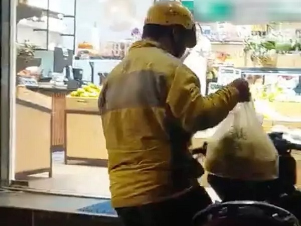 Nam shipper khiếm khuyết nhảy lò cò từng bước giao đồ cho khách