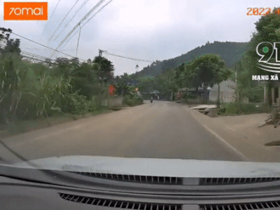 Clip: Tạt đầu ô tô, người đi xe máy bị lộn nhào như 'kungfu'