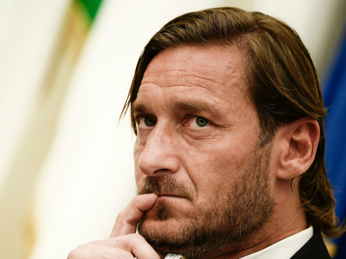 Đọc tin nhắn ngoại tình của vợ, huyền thoại bóng đá Ý Totti bị trầm cảm