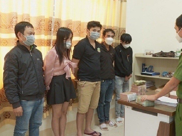 Truy tố nhóm đối tượng dàn cảnh để cướp gần 1 tỷ đồng trước ngân hàng