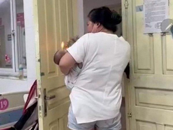 Người phụ nữ hơ lửa quanh mặt 'đốt vía' cho trẻ đỡ quấy khóc: Nguy cơ hít phải khói độc, hệ lụy khôn lường