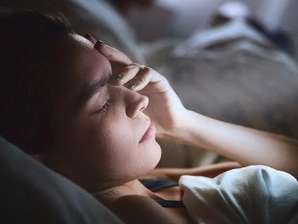 Cô gái bị bong võng mạc, mù mắt trái vì thói quen dùng điện thoại trước khi ngủ