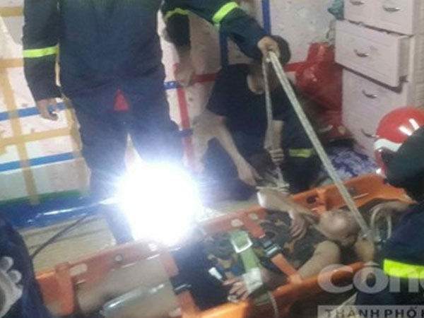 Cảnh sát CNCH phá cửa sổ, đưa nạn nhân ngất xỉu từ tầng 3 xuống đất