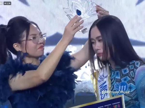 Trưởng BTC Miss Peace Vietnam biểu cảm 'lạ' khi trao vương miện