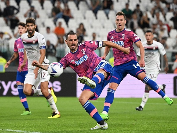 4 bàn thắng, 4 thẻ đỏ và Juventus chật vật giành điểm trước nhược tiểu
