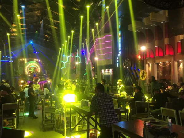 CLIP: Hơn 100 đối tượng ở Cà Mau 'quẩy' bất chấp sau những vụ cháy quán karaoke