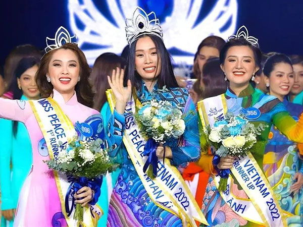 Tân Miss Peace Vietnam 2022 là phiên dịch của Catriona Gray