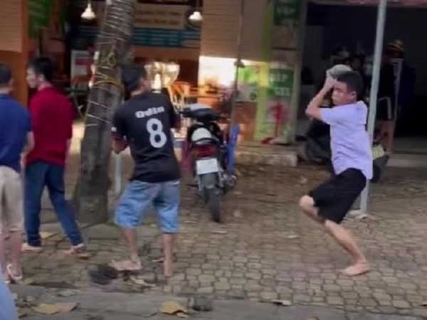 Vụ ném gạch 'hạ đo ván' 2 người rồi chặn xe cứu thương: Mâu thuẫn từ việc trả tiền taxi