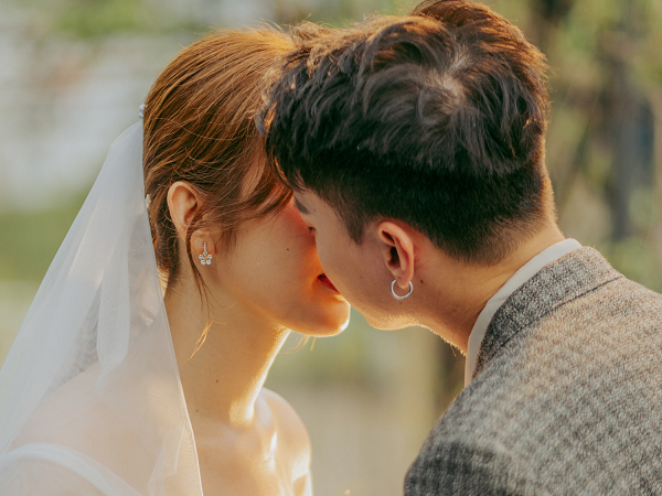 S.T Sơn Thạch 'khóa môi' Thúy Ngân trong MV mới