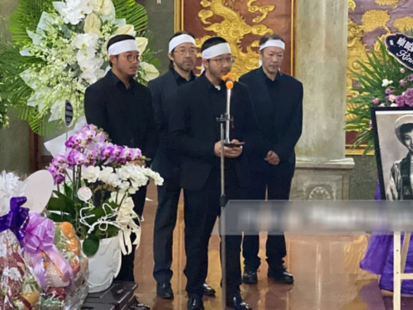 Con trai Thẩm Thúy Hằng đọc điếu văn cảm tạ trong lễ di quan, NSND Kim Cương bật khóc nức nở