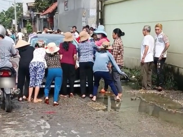 Cô dâu 4 đời chồng chưa li hôn đã tái giá lần thứ 5, bị nhà chồng trước chặn xe đòi tiền cưới: 'Start-up kiểu này cũng dám làm!'