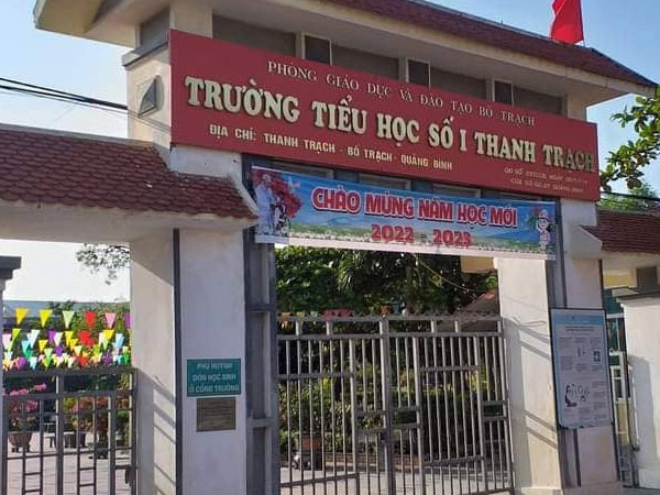 Học sinh lớp 2 bất ngờ ngã từ lan can xuống sân trường, gãy cả 2 tay