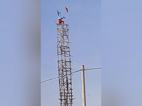 'Choáng' với cụ ông 70 tuổi 'chồng cây chuối' tập thể dục ở độ cao gần 10m