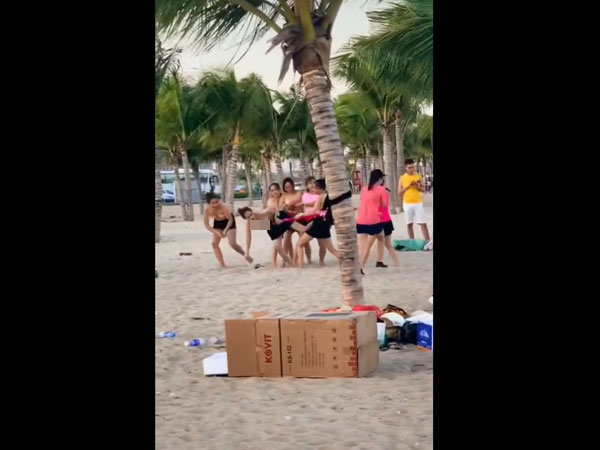 Dân mạng lại dậy sóng với clip 'cởi đồ' khi tham gia team building tại bãi biển Hạ Long