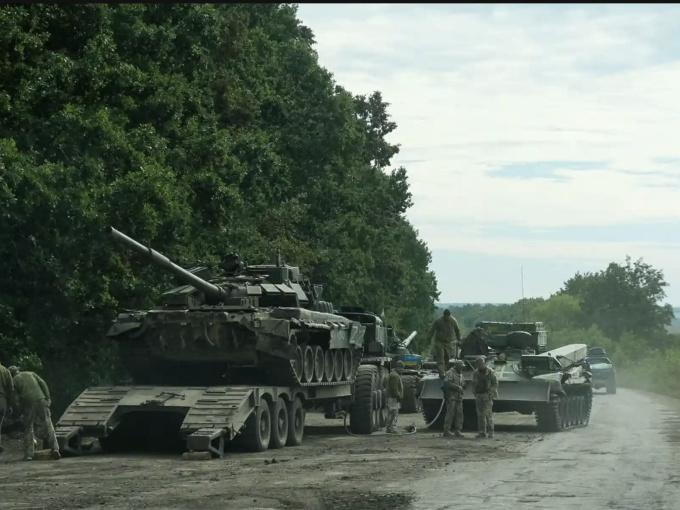 Hình ảnh nhiều xe tăng, vũ khí Nga bị bỏ lại sau cuộc phản công của Ukraine