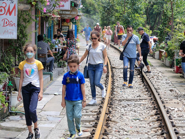 Cục Đường sắt đề nghị Hà Nội dẹp 'phố cà phê đường tàu'