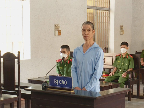 Mâu thuẫn gia đình, cha đâm con thủng ruột
